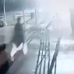 Καρέ καρέ η έκρηξη βομβιστή αυτοκτονίας των Ταλιμπάν που σκοτώνει ακαριαία αστυνομικούς του Πακιστάν