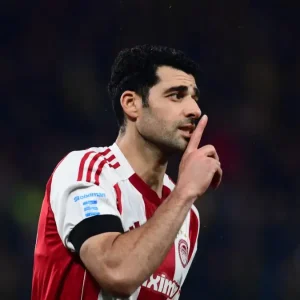 ΑΕΚ – Ολυμπιακός 1-1: Ισοπαλία στο ντέρμπι της Νέας Φιλαδέλφειας με πέναλτι του Ταρέμι στο 90+16′