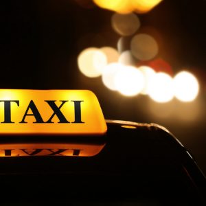 «Κούρσα τρόμου» για οδηγό ταξί στη Λάρισα - Έπεσε θύμα ληστείας από δύο άτομα