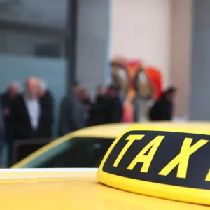 Συνελήφθη οδηγός ταξί για εξαπάτηση πελατών – Είχε βάλει 56 φορές παράνομα διπλή ταρίφα