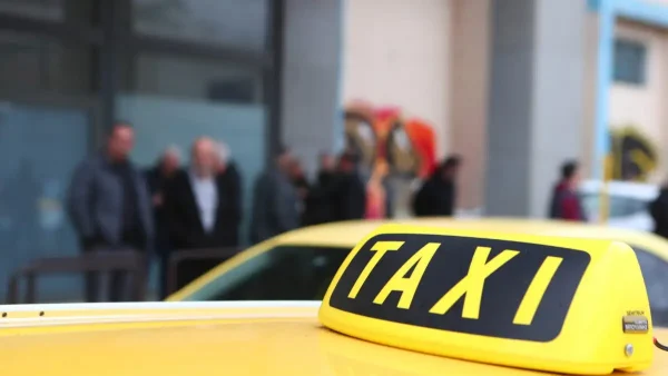 Συνελήφθη οδηγός ταξί για εξαπάτηση πελατών – Είχε βάλει 56 φορές παράνομα διπλή ταρίφα