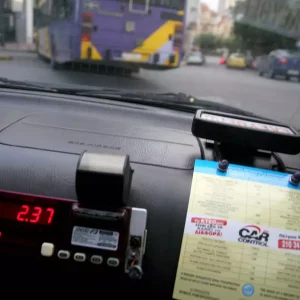 Θεσσαλονίκη: «Τσάκωσαν» οδηγό ταξί που χρέωνε τους πελάτες με εφαρμογή αντί για ταξίμετρο