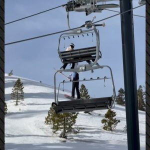 ΗΠΑ: 12χρονο κορίτσι κρέμεται στον αέρα από τελεφερίκ σε χιονοδρομικό - Βίντεο από την τρομακτική πτώση