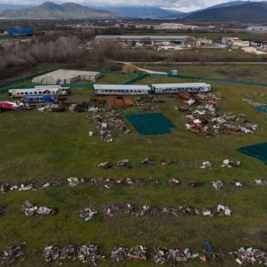 Ντοκουμέντο: Εδώ βρίσκονται τα συντρίμμια των βαγονιών της τραγωδίας των Τεμπών (ΦΩΤΟ)