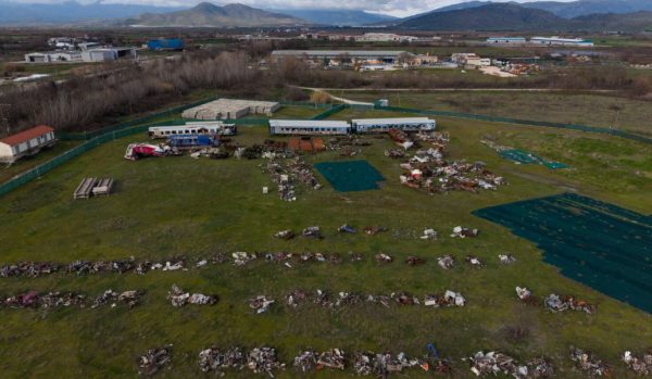 Ντοκουμέντο: Εδώ βρίσκονται τα συντρίμμια των βαγονιών της τραγωδίας των Τεμπών (ΦΩΤΟ)