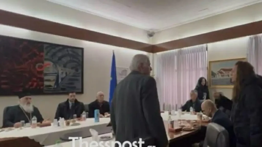 Μνημόσυνο για τα Τέμπη: Οργή συγγενών των θυμάτων για την παρουσία Κυρανάκη – «Δεν μπορώ να βρω ηρεμία ούτε στο σπίτι του Θεού»