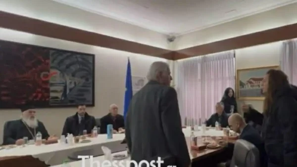 Μνημόσυνο για τα Τέμπη: Οργή συγγενών των θυμάτων για την παρουσία Κυρανάκη – «Δεν μπορώ να βρω ηρεμία ούτε στο σπίτι του Θεού»