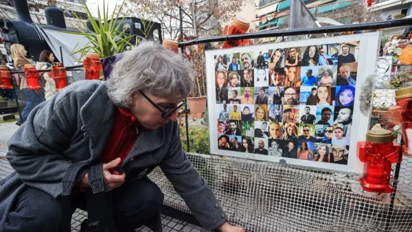 Τέμπη: Σφοδρή αντιπαράθεση στη Βουλή με φόντο τη μνήμη των 57 θυμάτων