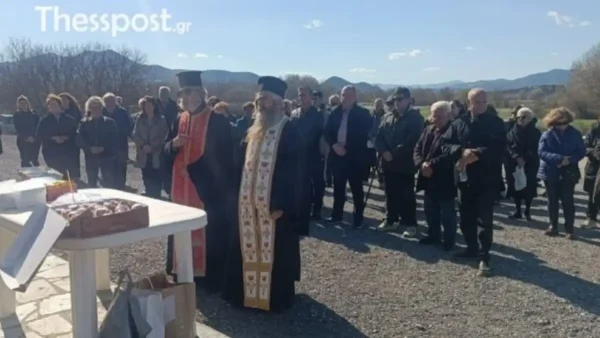 Τρισάγιο για τα 57 θύματα των Τεμπών: Μαθητές και συγγενείς ένωσαν τις προσευχές τους για τα 3 χρόνια από την τραγωδία