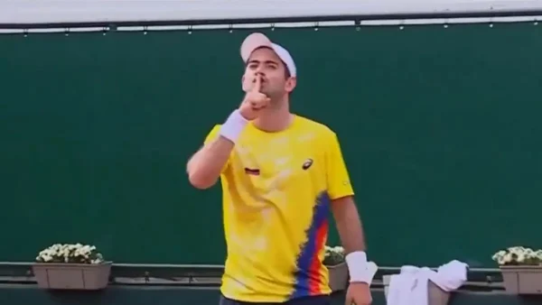 Κολομβιανός τενίστας πανηγύρισε προκλητικά στο Davis Cup και εξόργισε αντιπάλους και εξέδρα, οπαδοί πέταξαν μπουκάλια