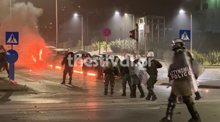 "Πεδίο μάχης" η Θεσσαλονίκη: Ξεπέρασαν τις 300 οι προσαγωγές μετά τα σοβαρά επεισόδια στο ΑΠΘ - Κάηκαν οχήματα