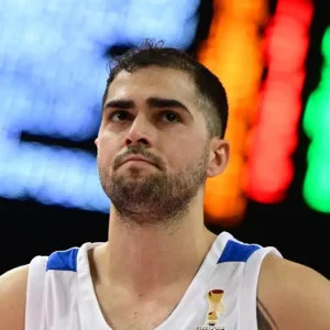 Ελλάδα – Μαυροβούνιο 65-67: Αναπάντεχη ήττα για τη γαλανόλευκη στα προκριματικά του Μουντομπάσκετ με μοιραίο Τολιόπουλο