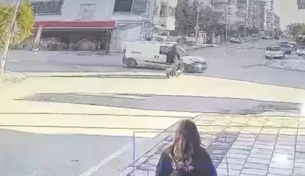 Τουρκία: Τραγικός θάνατος για 16χρονη που καρφώθηκε με τη μηχανή της σε φορτηγάκι - Δείτε βίντεο