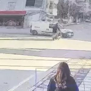 Τουρκία: Τραγικός θάνατος για 16χρονη που καρφώθηκε με τη μηχανή της σε φορτηγάκι - Δείτε βίντεο