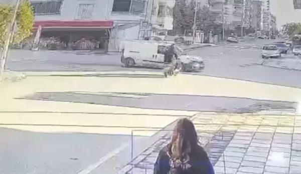 Τουρκία: Τραγικός θάνατος για 16χρονη που καρφώθηκε με τη μηχανή της σε φορτηγάκι - Δείτε βίντεο