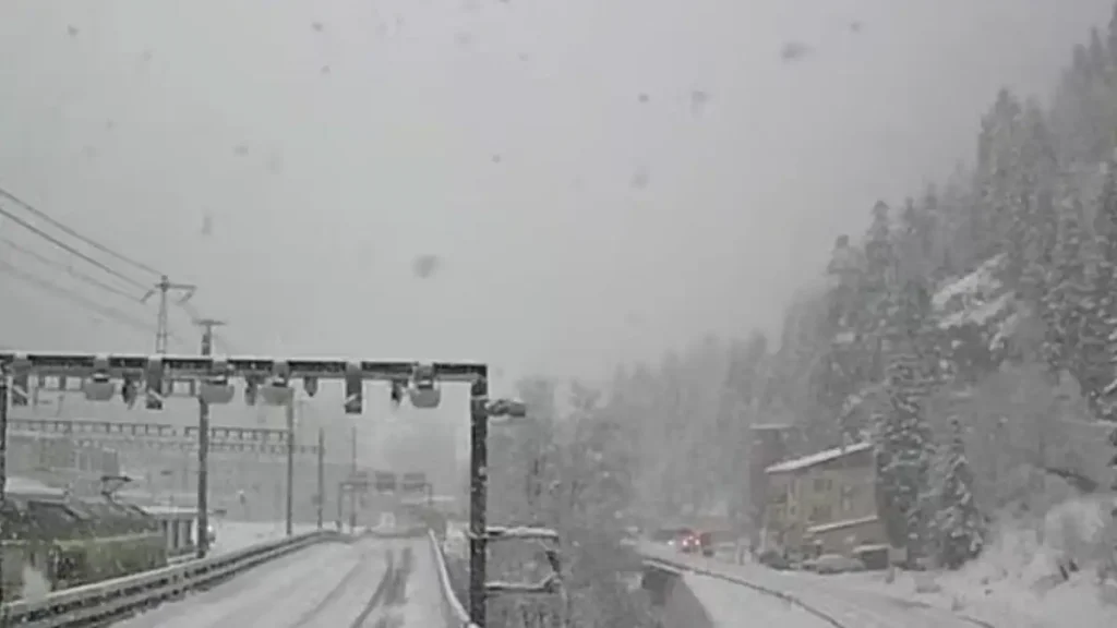 Εκτροχιάστηκε τρένο στην Ελβετία λόγω χιονοστιβάδας, πληροφορίες για τραυματίες