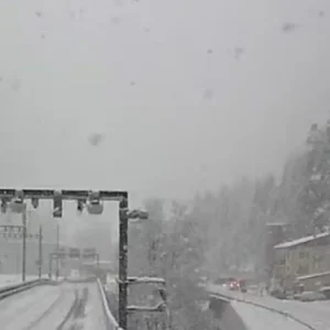 Εκτροχιάστηκε τρένο στην Ελβετία λόγω χιονοστιβάδας, πληροφορίες για τραυματίες