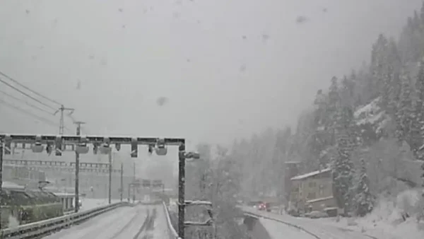 Εκτροχιάστηκε τρένο στην Ελβετία λόγω χιονοστιβάδας, πληροφορίες για τραυματίες