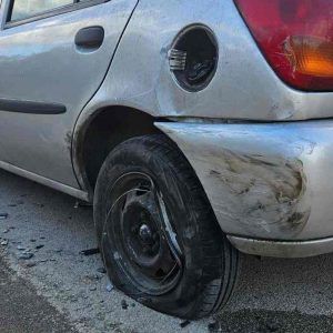 Ψάχνει να βρει ποιος τράκαρε το αμάξι του