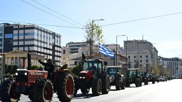 Αγρότες: Με κόρνες και μαρσαρίσματα αποχώρησαν τα τρακτέρ από το Σύνταγμα