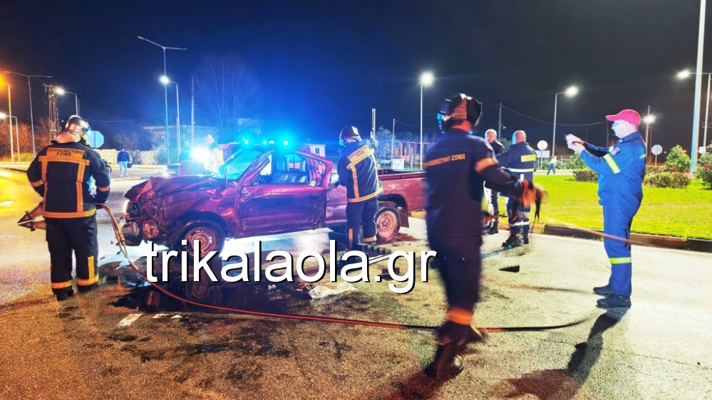 Σοβαρό τροχαίο με εγκλωβισμό του νεαρού οδηγού στα Τρίκαλα