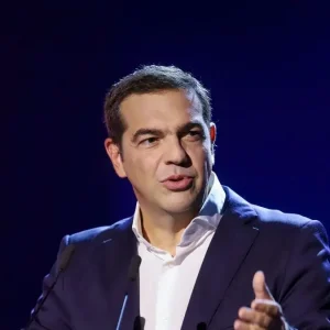 Αλέξης Τσίπρας: Να αγοράσει η Βουλή τις φωτογραφίες από την εκτέλεση της Καισαριανής