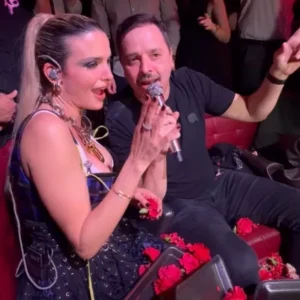 Ο Αλέξανδρος Τσουβέλας πήγε στην Κατερίνα Λιόλιου και τραγούδησε Σώτη Βολάνη