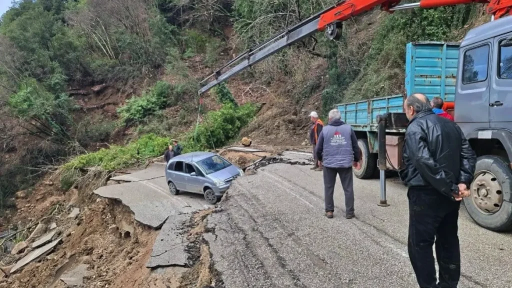 Από θαύμα γλίτωσε οδηγός όταν υποχώρησε επαρχιακός δρόμος στα Τζουμέρκα, δείτε βίντεο