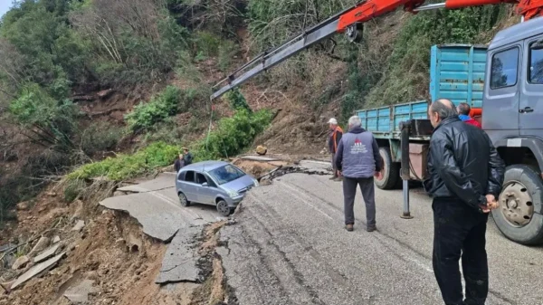 Από θαύμα γλίτωσε οδηγός όταν υποχώρησε επαρχιακός δρόμος στα Τζουμέρκα, δείτε βίντεο