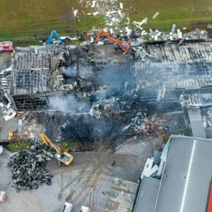 Βιολάντα: Διακόπηκαν προσωρινά οι έρευνες στο εργοστάσιο, φόβοι για νέα έκρηξη λόγω της μεγάλης διαρροής προπανίου