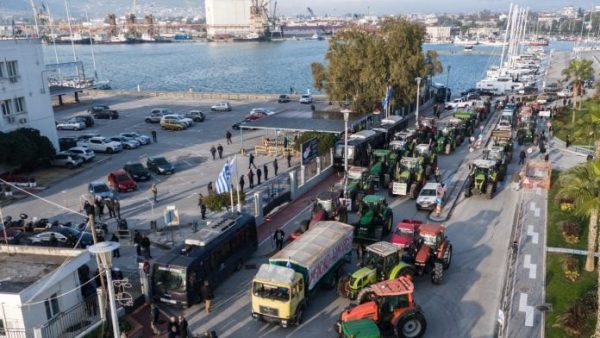 Με κομβόι στο λιμάνι Βόλου σήμερα αγρότες και κτηνοτρόφοι από τη Μαγνησία