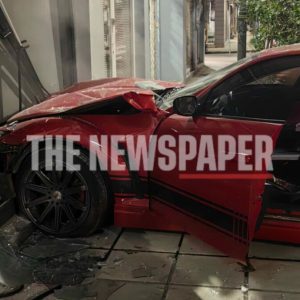 Αυτοκίνητο έπεσε πάνω σε δύο παρκαρισμένα, χτύπησε σε δέντρο και «καρφώθηκε» σε φροντιστήριο - Δείτε εικόνες