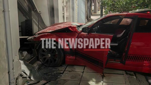 Αυτοκίνητο έπεσε πάνω σε δύο παρκαρισμένα, χτύπησε σε δέντρο και «καρφώθηκε» σε φροντιστήριο - Δείτε εικόνες