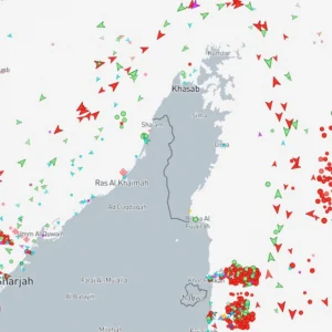 Συναγερμός στα Στενά του Ορμούζ, oδηγία για πάγωμα διελεύσεων μετά τα πλήγματα σε ιρανικούς στόχους - Σενάρια τρόμου για πετρέλαιο, αέριο