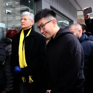 Ο ιδιοκτήτης του Άρη Betsson, Ρίτσαρντ Σιάο, στο τρισάγιο για τον Άλκη Καμπανό