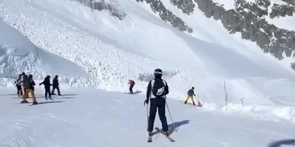 Χάος σε χιονοδρομικό κέντρο στην Γαλλία: Χιονοστιβάδα έπεσε πάνω στην πίστα - Σκιέρ θάφτηκαν από το χιόνι (ΒΙΝΤΕΟ)