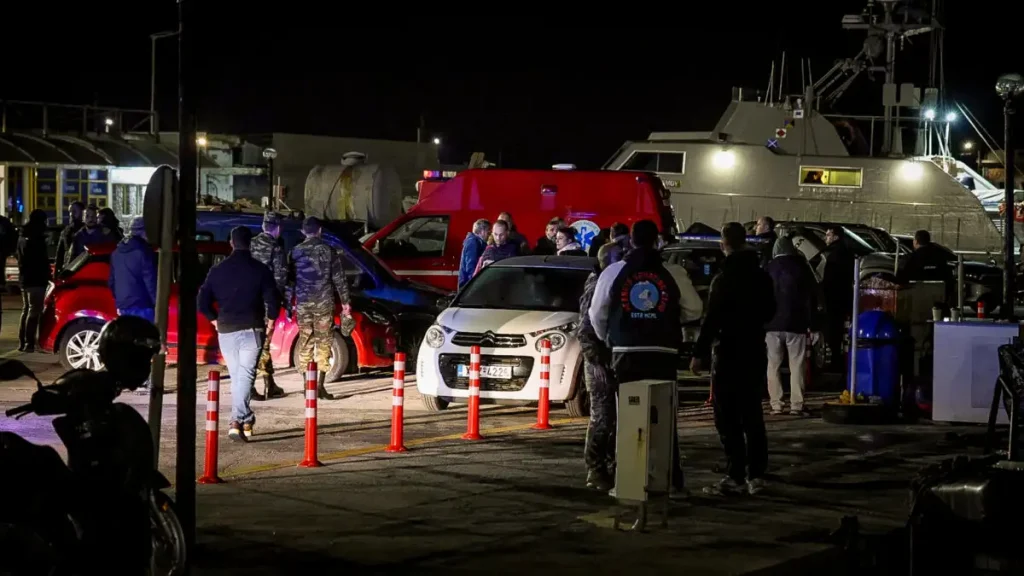 Χίος: Αναπάντητα τα ερωτήματα για την τραγωδία με τους 15 νεκρούς μετανάστες – Με βαρύτατες κακώσεις ανασύρθηκαν τα θύματα