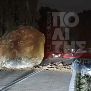Χίος: Τεράστιος βράχος έπεσε στον δρόμο την ώρα που περνούσε αυτοκίνητο – «Άγιο» είχαν οι επιβάτες