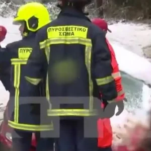 Αγωνιώδης επιχείρηση διάσωσης στον Χορτιάτη: Το αυτοκίνητο που οδηγούσε ηλικιωμένος κρεμόταν από γκρεμό δίπλα σε ρέμα