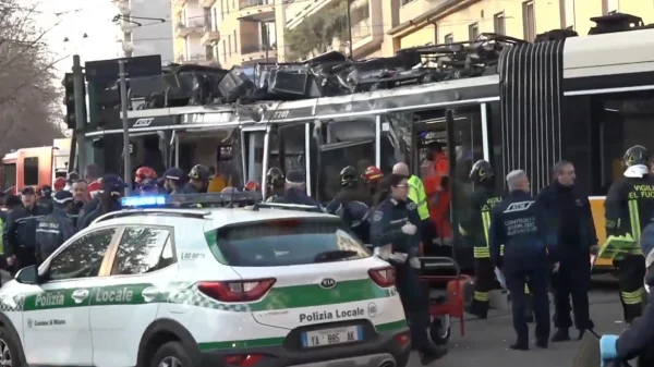 Εκτροχιασμός τραμ στο Μιλάνο, πληροφορίες για έναν νεκρό και αρκετούς τραυματίες, βίντεο και φωτογραφίες