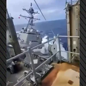 Η στιγμή που δύο πλοία του αμερικανικού ναυτικού συγκρούονται κοντά στη Νότια Αμερική, δείτε βίντεο