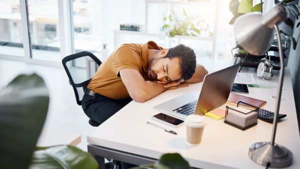 Υπάλληλος απολύθηκε επειδή κοιμήθηκε εν ώρα εργασίας, αλλά το δικαστήριο τον δικαίωσε!
