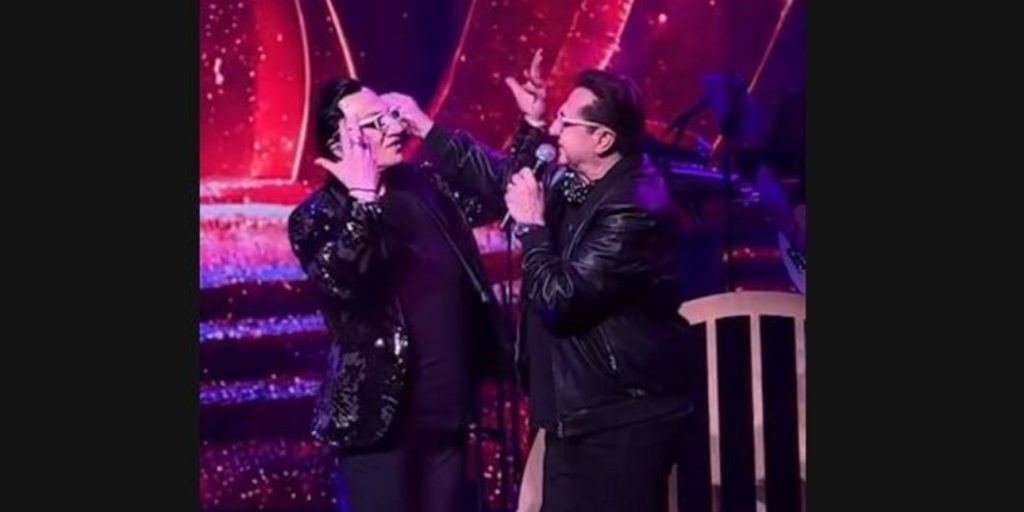 Τρελό σκηνικό: Ο Λευτέρης Πανταζής ανέβηκε στην πίστα ενώ τον μιμούνταν ο Τάκης Ζαχαράτος -ΛΕΠΑ εις διπλούν