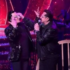 Τρελό σκηνικό: Ο Λευτέρης Πανταζής ανέβηκε στην πίστα ενώ τον μιμούνταν ο Τάκης Ζαχαράτος -ΛΕΠΑ εις διπλούν