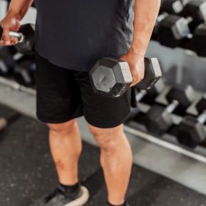 Πόσα λεπτά ενδυνάμωσης χρειάζονται οι άνω των 50 ετών την εβδομάδα, σύμφωνα με ειδικούς