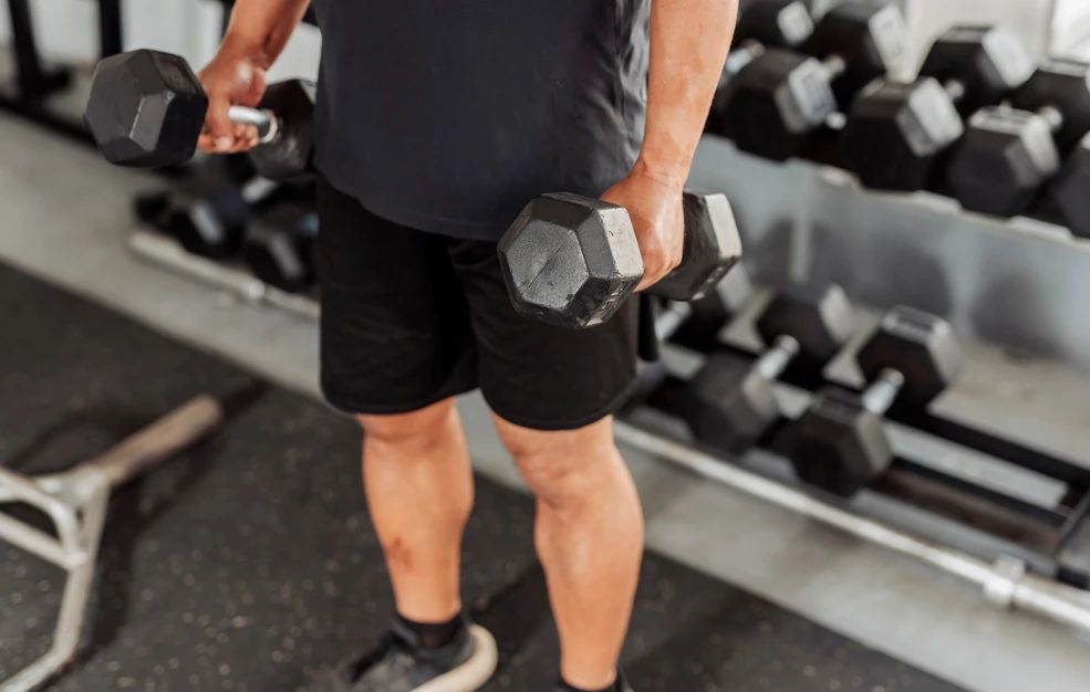 Πόσα λεπτά ενδυνάμωσης χρειάζονται οι άνω των 50 ετών την εβδομάδα, σύμφωνα με ειδικούς