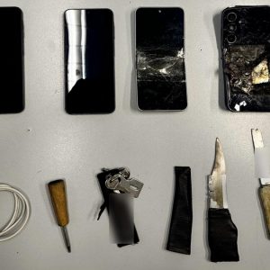 Μαχαίρια, σουβλιά και κινητά τα ευρήματα στις Φυλακές Μαλανδρίνου - Τέσσερις συλλήψεις