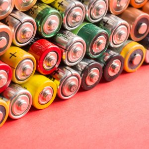 Πρόστιμο 13.000 ευρώ για μπαταρίες στα σκουπίδια