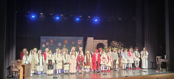 Συγκίνηση και υπερηφάνεια στην επετειακή παράσταση του 16ου Πειραματικού Δημοτικού Λαμίας για την Έξοδο του Μεσολογγίου