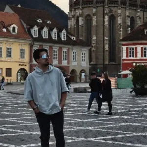 «Ο οδηγός έτρεχε, έκανε “8αρια” και σκότωσε τον γιο μου», λέει ο πατέρας του 25χρονου